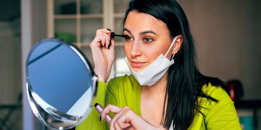 Grims zem maskas. Pandēmija un sejas aizsargmasku obligāta lietošana sabiedriskās vietās ir mainījusi sieviešu paradumus, izvēloties dekoratīvo kosmētiku. 	
Autors: “Pixabay.com”