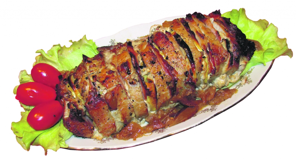 Ar āboliem un bekonu pildīta cūkgaļas karbonāde