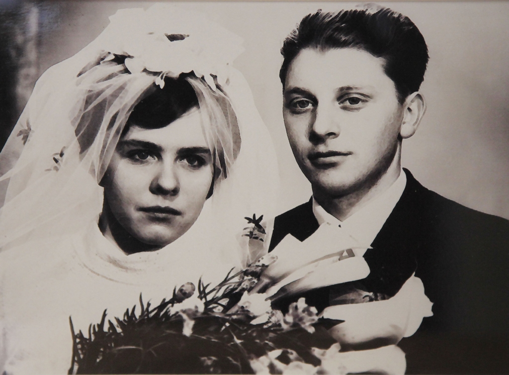 Pirms 50 gadiem 1970.gada 31.decembrī Vija un Jēkabs Imants Bērziņi iestūrēja laulības ostā. Tā bija ceturtdiena. Brīvdiena. Tomēr laulības reģistrācija šajā dienā notika. Kāzas tika svinētas reizē ar gadumiju.
Autors: no personiskā arhīva