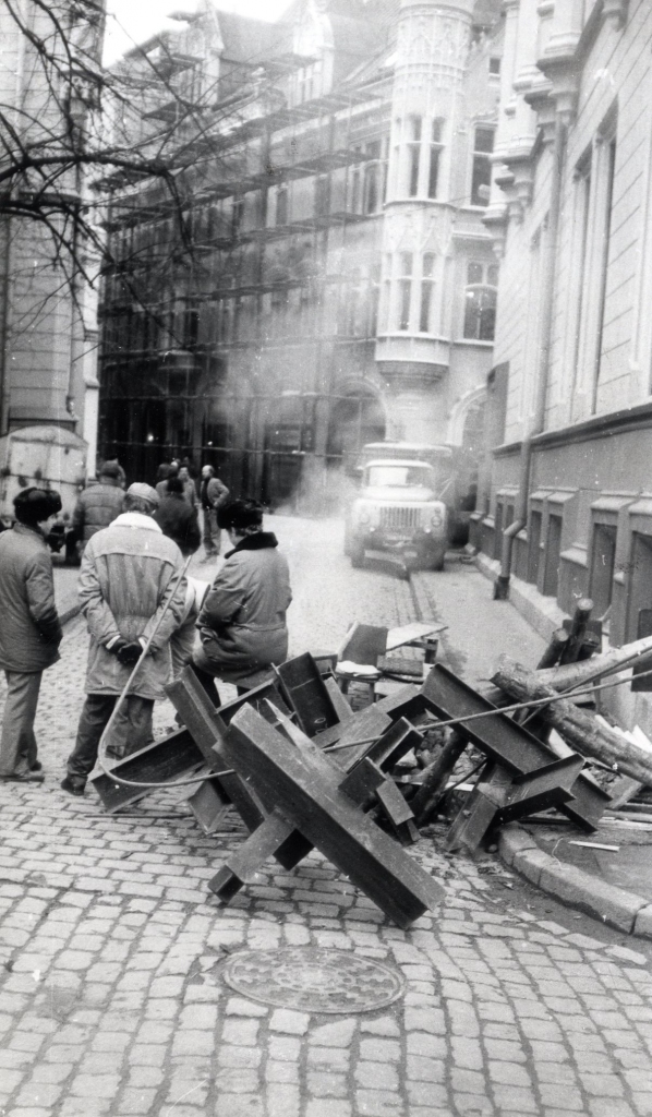 Barikādes Vecrīgā pie Rīgas telefona centrāles. 
Autors: no Gulbenes novada Vēstures un mākslas muzeja arhīva