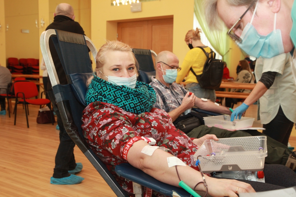 Ceturtdien Gulbenes kultūras centrā norisinājās donoru diena. Neņemot vērā pašreizējo situāciju, atsaucība bija liela – ziedot asinis bija ieradušies 92 cilvēki, arī gulbeniete Dzintra Ločmele, kura ir ilggadēja donore un ziedot asinis bija ieradusies jau 16.reizi. “Dzirkstelei” viņa atzīst, ka nodot asinis, lai palīdzētu citiem, ir labs un svētīgs darbs.   
Autors: Gatis Bogdanovs