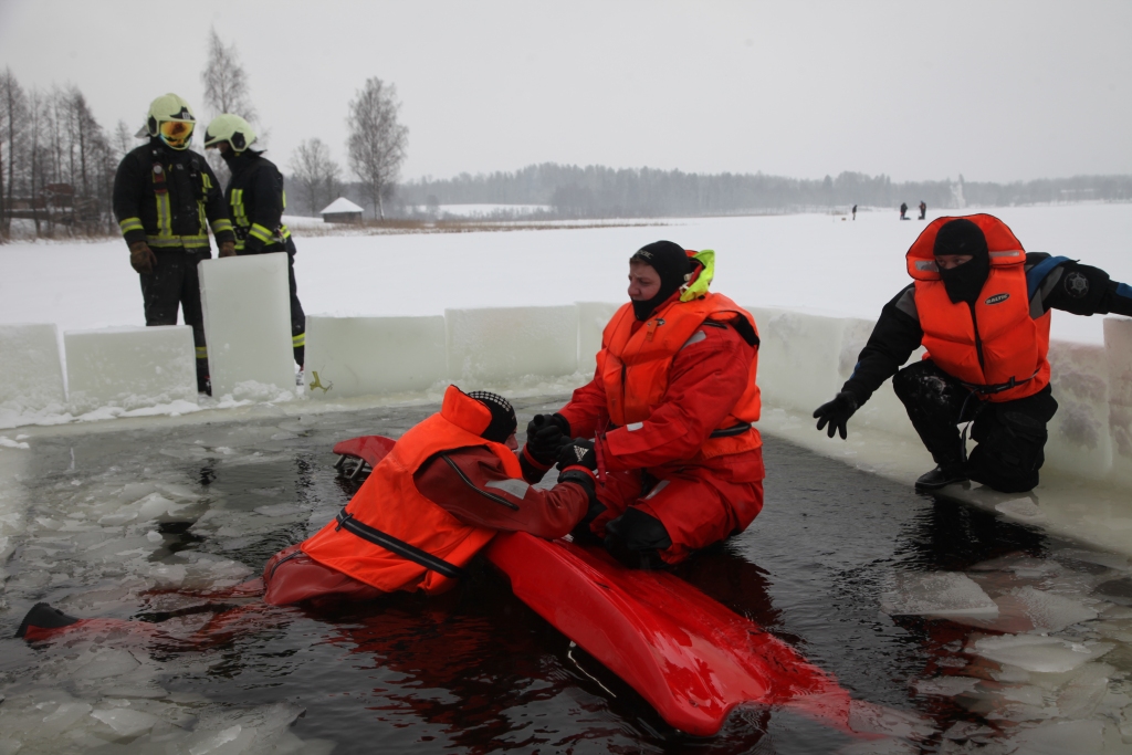 Ugunsdzēsēji glābēji, redzot aktuālo situāciju uz ūdenstilpēm, vingrinājumus pilnveido, lai tie pēc iespējas vairāk atbilstu reālajai situācijai. 
Autors: Gatis Bogdanovs