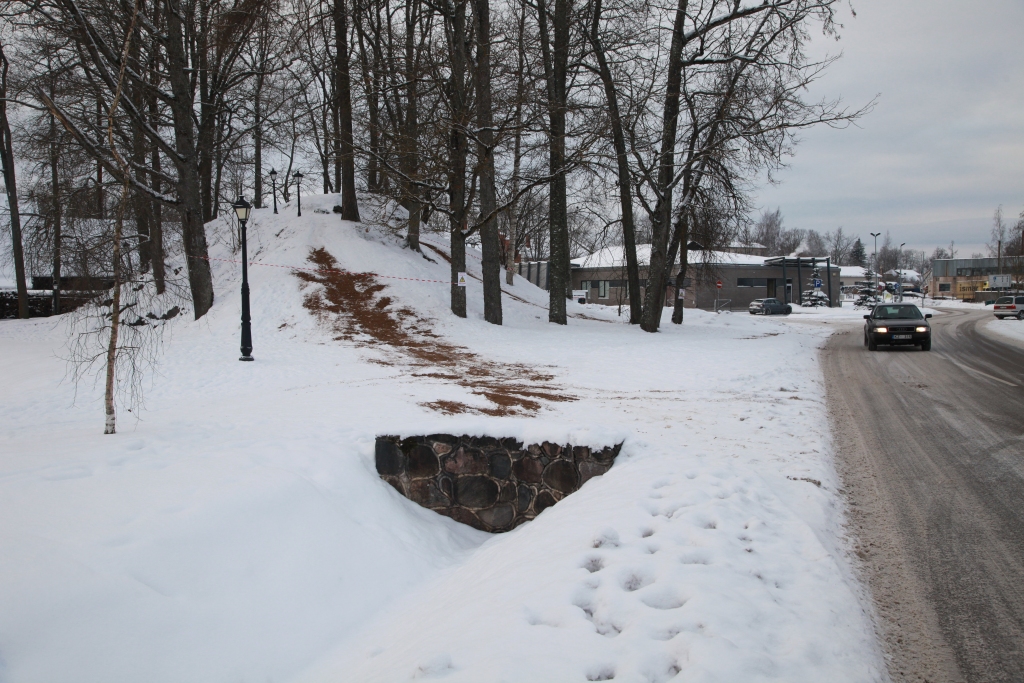 Kafijas kalniņš Vecgulbenes muižas pils parkā tagad norobežots ar lentām un bērnu iecienītā trase nobērta ar smiltīm, lai drošības apsvērumu pēc tiktu izslēgta iespēja, vizinoties ar ragaviņām, izslīdēt uz ceļa braucamās daļas. 
Autors: Gatis Bogdanovs