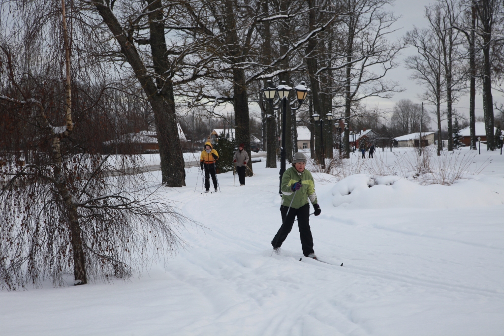 Gulbenē dažāda vecuma iedzīvotāji aktīvi slēpo visi tie, kuriem ir pašiem savas slēpes. “Dzirkstele” to vakar novēroja Pils parkā (attēlā). Aktīvi iedzīvotāji slēpo arī Spārītes parkā. Slēpot var arī Gulbenes biatlona trasē. 

Autors: Foto: Gatis Bogdanovs