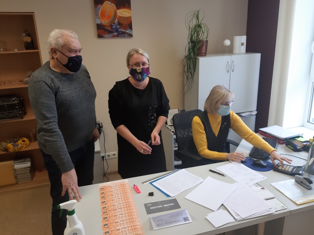 Noslēgusies tradicionālā laikraksta “Dzirkstele” abonementu izloze, šogad izlozēti 42 laimesti. Laimīgie abonementi ir no dažādiem novada pagastiem un pilsētas. Loterijas norisi klātienē pirmo reizi vēroja Izložu un azartspēļu uzraudzības inspekcijas vecākais inspektors Voldemārs Romans, laimētājus lozēja “Dzirksteles” reklāmas projektu vadītāja Gunita Ābeltiņa (vidū) un administratore Anna Ignatāne. 
Autors: Ginta Alberte 