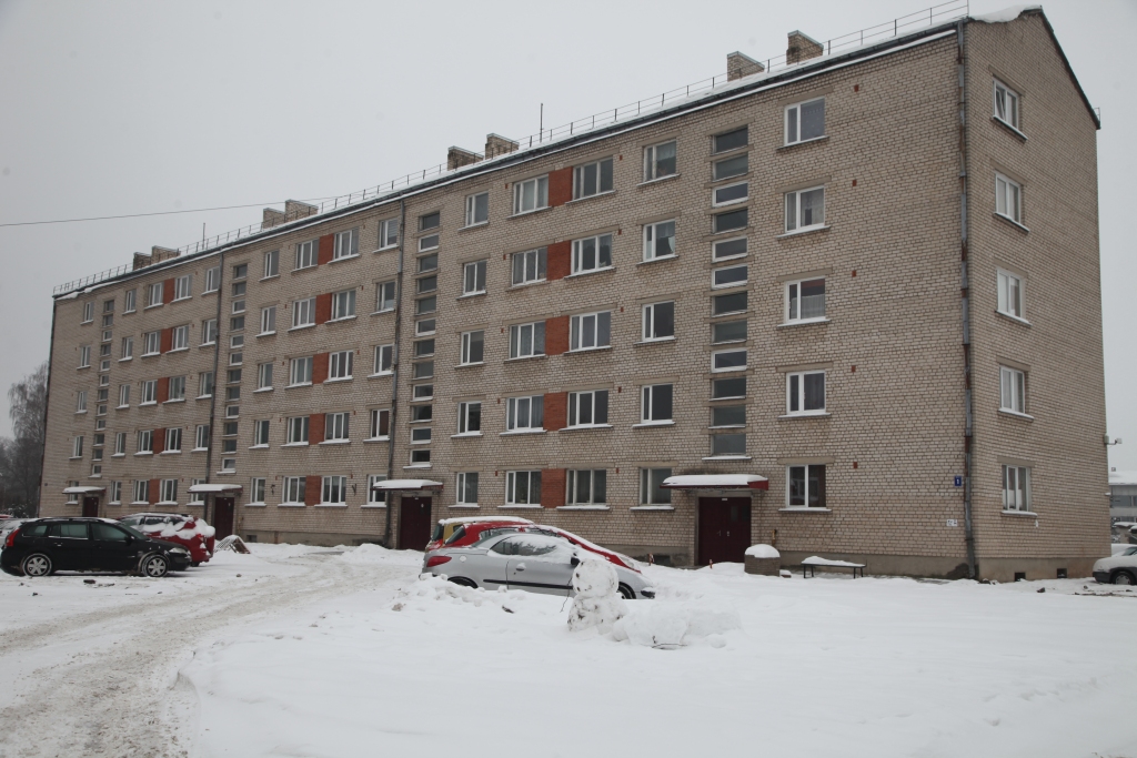 Mājas iedzīvotāju aktivitāte projektu realizācijā – tas ir labi vai kritiski vērtējams? Diskusiju par to novada domē aizsācis priekšsēdētāja vietnieks Andis Caunītis, kurš vaicā, vai visi mājas iedzīvotāji ir sapratuši, cik un kādi projekti cik kārtās tiek plānoti. Pagaidām vizuāli redzams, ka pie mājas izbrīvēta vieta automašīnu novietošanai. 
Autors: Gatis Bogdanovs