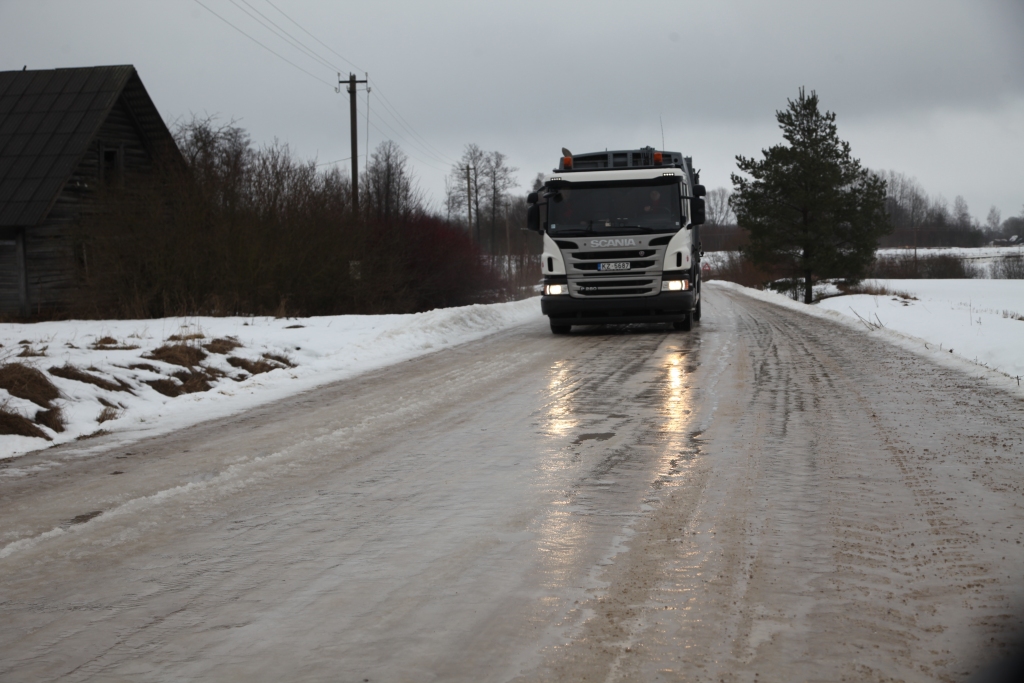 Pirmdienas pēcpusdienā pēc tikko nolijuša lietus un gaisa temperatūras virs nulles ceļš tiešām vairāk atgādināja slidotavu, nevis brauktuvi, tomēr, kā parasti uzsver policijas pārstāvji, ir jāizvēlas ceļa apstākļiem atbilstošs braukšanas ātrums.
Autors: Gatis Bogdanovs
