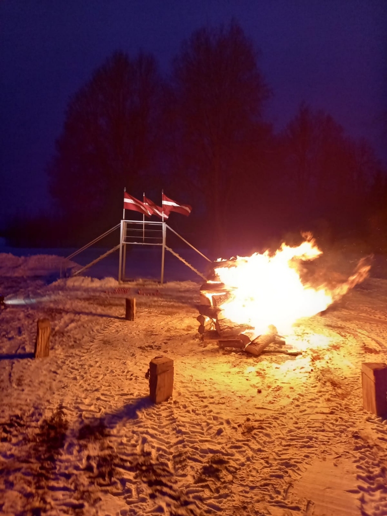 Aukstajā barikāžu atceres vakarā 20.janvārī tirzmalieši varēja vērot ugunskurus dažādās vietās. Viens dega arī centrā pie Tirzas kultūras nama, kur plīvoja arī trīs Latvijas karogi - viens par katru desmitgadi kopš barikādēm. 
Autors: no privāta arhīva