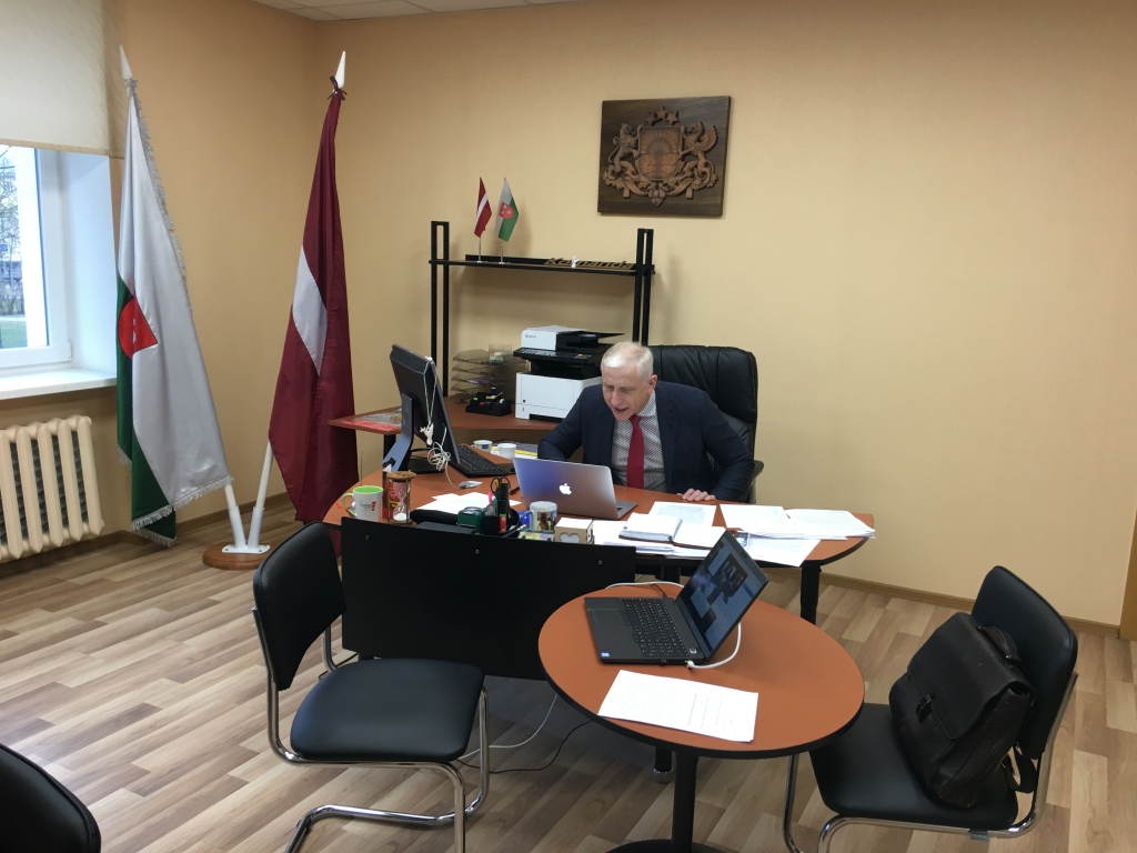 Pašvaldības izpratnē trauksmes cēlējs var būt jebkurš pašvaldības darbinieks. Trauksmes cēlējs parasti aizpilda ziņojuma veidlapu, minot izsmeļošus faktus par saskatīto pārkāpumu. Domes priekšsēdētājs Normunds Audzišs dod rīkojumu par speciālas komisijas izveidi ziņojuma izskatīšanai pēc būtības.
Autors: no 