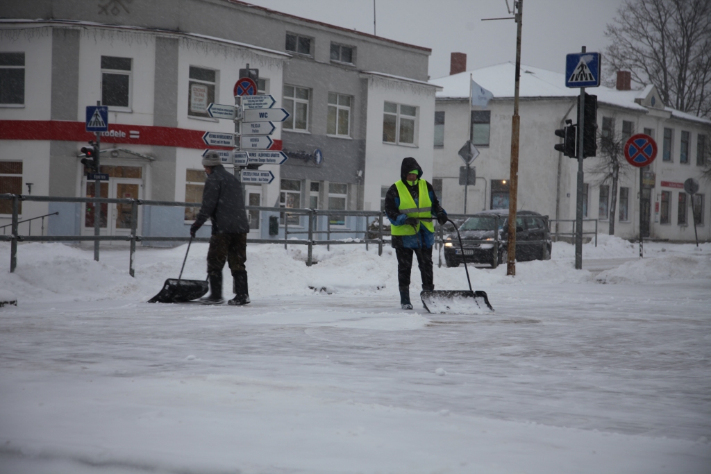 Ietves, skvēru un parku celiņus uztur Gulbenes labiekārtošanas iestādes sētnieki, izmantojot lāpstas vai traktortehniku.  
Autors: Gatis Bogdanovs