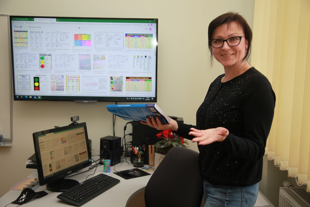 Gulbenes novada vidusskolas angļu valodas skolotāja Diāna Briede, veicot attālinātās mācības klasē, ir pārliecinājusies, ka darba slodze ir pieaugusi. Arī viņai saka, ka piemaksas neatsver paveikto darbu un pūles, strādājot ar skolēniem attālināti. “Katru mēnesi piemaksas ļoti atšķiras. Reizēm tās ir apmierinošas, bet reizēm smieklīgas. Par pēdējo piemaksu nevarēju pat acu pilienus nopirkt, tomēr veselība ir tas, kam naudu žēlot nevar. Un tieši acis nogurst visvairāk, pat tā, ka vakarā nevienā ekrānā paskatīties nevar,” viņa saka.
Autors: Gatis Bogdanovs