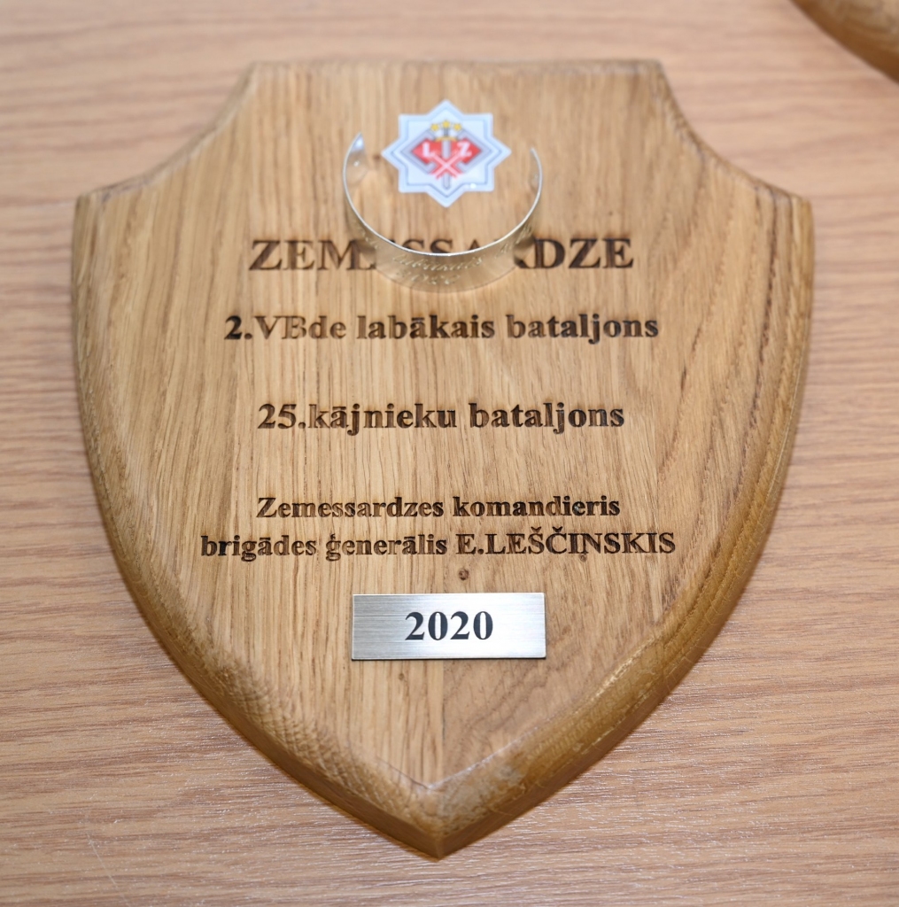 zemessardzes 25. kājnieku bataljons saņēma īpašu apbalvojumu – vairogu un gredzenu, kas tika piestiprināts pie vienības karoga kāta un kļūs par bataljona sasniegumu vēsturisku apliecinājumu. 
Autors: no Zemessardzes štāba arhīva