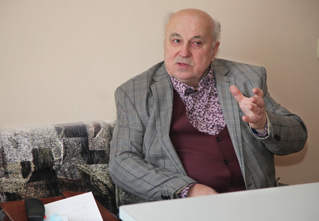 Maestro un Gulbenes mūzikas skolu savulaik vienoja cieša draudzība, stāsta Donāts Veikšanas (attēlā). Viņš piemin, ka ar Raimonda Paula pierunāšanu vietējā pašvaldība skolai 1993.gadā nopirka koncertflīģeli (tagad atrodas Stāķu pamatskolā), sarūpēja arī citus mūzikas instrumentus, dāvāja notis audzēkņu repertuāra papildināšanai un Gulbenei veltītu autordziesmu ar Pētera Jurciņa vārdiem. 
Autors: Gatis Bogdanovs