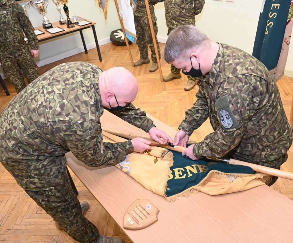 Zemessardzes 25. kājnieku bataljons saņēma īpašu apbalvojumu – vairogu un gredzenu, kas tika piestiprināts pie vienības karoga kāta un kļūs par bataljona sasniegumu vēsturisku apliecinājumu. 

Autors: no Zemessardzes štāba arhīva