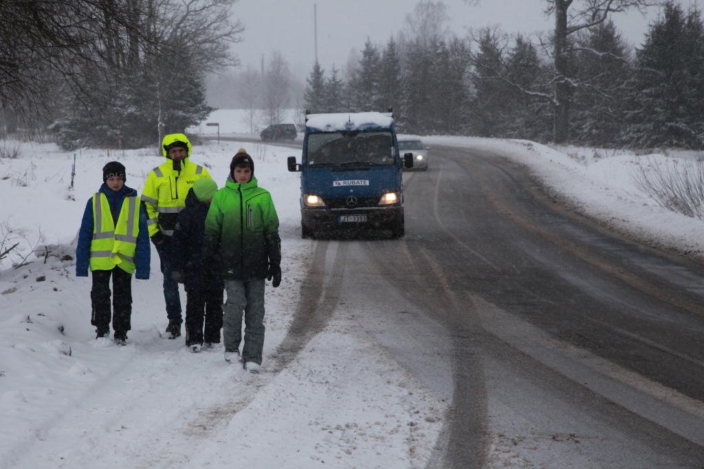 Pagaidām nav zināms, kad būs iespējama ceļa Gulbene-Šķieneri-Stari rekonstrukcija. “Dzirkstele” jau rakstīja, ka pēc iedzīvotāju ierosinājuma bija sagatavots iesniegums Satiksmes ministrijai, valsts akciju sabiedrības “Latvijas valsts ceļi” valdei un Gulbenes nodaļai par šī autoceļa rekonstrukciju un gājēju un velosipēdistu celiņa izbūvi. Šīs iniciatīvas autors ir Vitauts Kūlītis, kurš pa šo ceļu katru dienu no savām mājām Stāķos brauc uz darbu Gulbenē. Kaut arī iedzīvotāju lūgums nav sadzirdēts, viņš netaisās nolaist rokas, bet turpinās cīnīties. V.Kūlītis kopā ar bērniem nodemonstrēja laikrakstam, cik bīstams ir šis ceļš it sevišķi šādos laika apstākļos.
Autors: Gatis Bogdanovs
