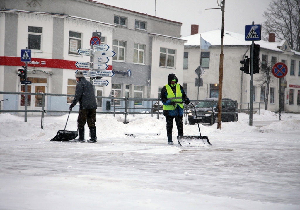 Ietves, skvēru un parku celiņus uztur Gulbenes labiekārtošanas iestādes sētnieki, izmantojot lāpstas vai traktortehniku.
Autors: Gatis Bogdanovs