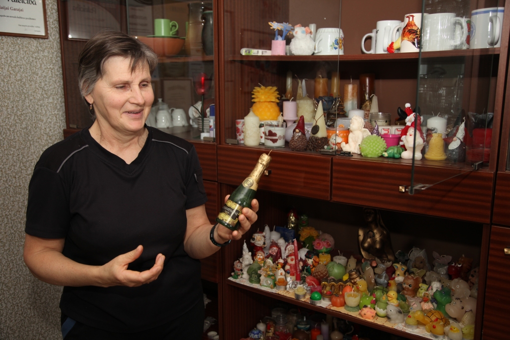 Maija Garā tikusi arī pie sveces, kura atgādina šampanieša pudeli. Sākumā pat noticējusi, ka tas ir šampanietis. To, ka tā ir svece, sapratusi mirklī, kad pamanījusi degli.
Autors: Gatis Bogdanovs