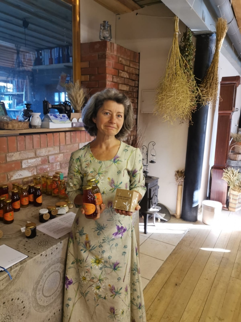 Vineta Grīnberga savus sīrupus sauc par eliksīriem, 
jo tie netiek vārīti. Līdz ar to tiem saglabājas krāsa un vērtība. “Tiklīdz mēs augus termiski apstrādājam, augiem zūd daļa vērtības, un pirmais, protams, 
pazūd C vitamīns,” viņa skaidro.
Autors: Pārsla Konrāde