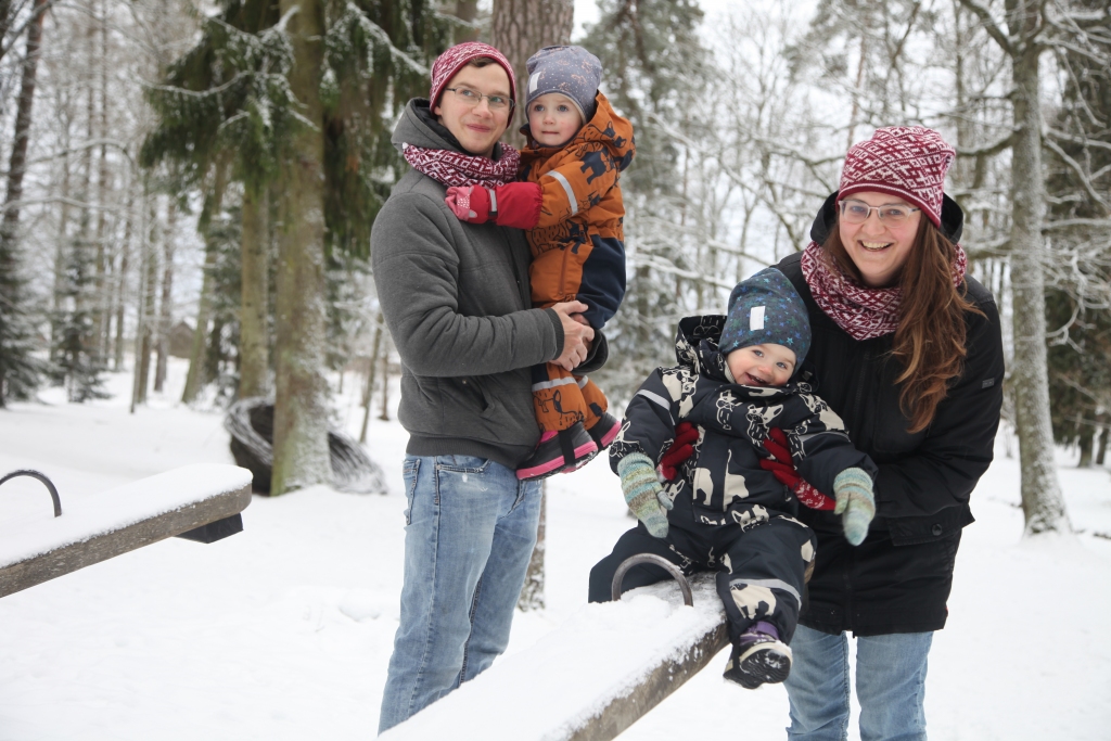 Gulbeniete Egija Kliesmete lēnām, bet ar lielu apņemšanos veido savu bērnu apģērba zīmolu “Cibric”. Viņas un Elvija Stībeļa ģimenē aug divi mazi bērni - meitiņa Elizabete un dēliņš Gustavs. “Un tad nu esmu, pirmkārt, māmiņa un, cik pagaidām sanāk laika un enerģijas, esmu uzdrīkstējusies radīt kaut ko jaunu, tā nodrošinot un veidojot pati sev darbavietu,” saka Egija. 
Autors: Gatis Bogdanovs