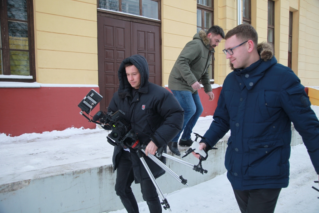 Sporta žurnālists Reinis Ošenieks (no labās) un operators Artūrs Liepiņš filmā par leģendārajiem “Bukiem” dažus kadrus filmēja Gulbenes stacijā piesaistot ne mazāk leģendāro bānīti.
Autors: Gatis Bogdanovs