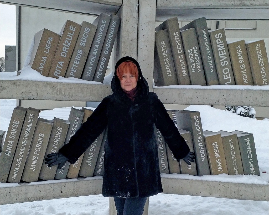 Ievērojamā zinātniece Maija Dambrova dzimusi Gulbenē un 1986.gadā ar zelta medaļu absolvējusi Gulbenes 1.vidusskolu. Attēlā: M.Dambrova Gulbenē pie “Goda bibliotēkas”, kurā viena no grāmatām veltīta viņas bioloģijas skolotājai Līvijai Liepai.
Autors: Sarmīte Dundure