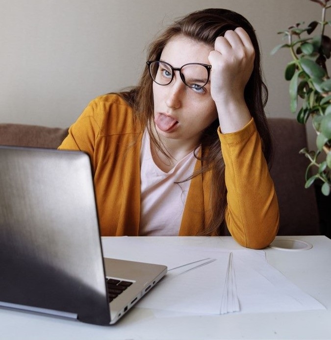 “Lai viedierīces mūs “neizsūktu”, nepieciešams drošs attālums no ekrāna, ūdensglāze blakus un regulāras pauzes – tie ir galvenie trīs ieteikumi visiem, kuri laiku pavada pie datoriem un viedtālruņiem mācībās vai darbā.
Autors: Publicitātes