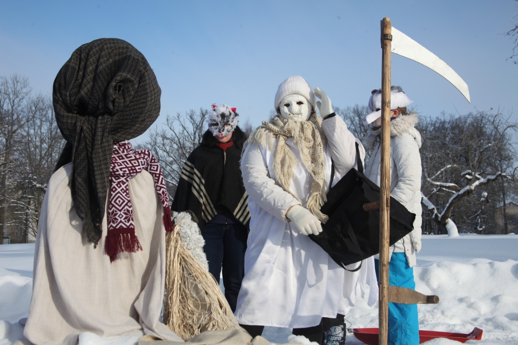 Meteņi jeb Metenis ir seni latviešu pavasara gaidīšanas svētki. Tos svin februārī vai marta sākumā - septiņas nedēļas pirms Lieldienām. Par to Druvienā un Lizumā pārliecinājās arī “Dzirkstele”. Lielais aukstums sestdien, ieskandinot Meteni, nebija šķērslis. Lizuma pils parkā ieradās ķekatnieki, kuri dziedāja, mielojās ar pankūkām, tā nesot svētību un veselību. Ķekatnieki ar savu ierašanos, steidzina arī pavasara atnākšanu.
Autors: Gatis Bogdanovs