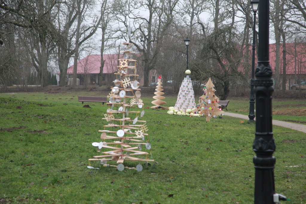 Lizuma kultūras nama vadītāja Elita Dūte “Dzirkstelei” min, ka, pateicoties iedzīvotāju atsaucībai un saprotošajai attieksmei, kopīgiem spēkiem ir izdevies realizēt divus lielus projektus: “Pirmais bija Lizuma skulptūras “Tautumeita” atjaunošana un tās apkārtnes labiekārtošana, šajā pasākumā piedalījās apmēram divi simti cilvēku. Otrais – noorganizējām akciju “Neparastās Ziemassvētku eglītes”. Šinī akcijā atbalstu saņēmām no Lizuma pagasta iestādēm, uzņēmumiem un ģimenēm.”
Autors: no 