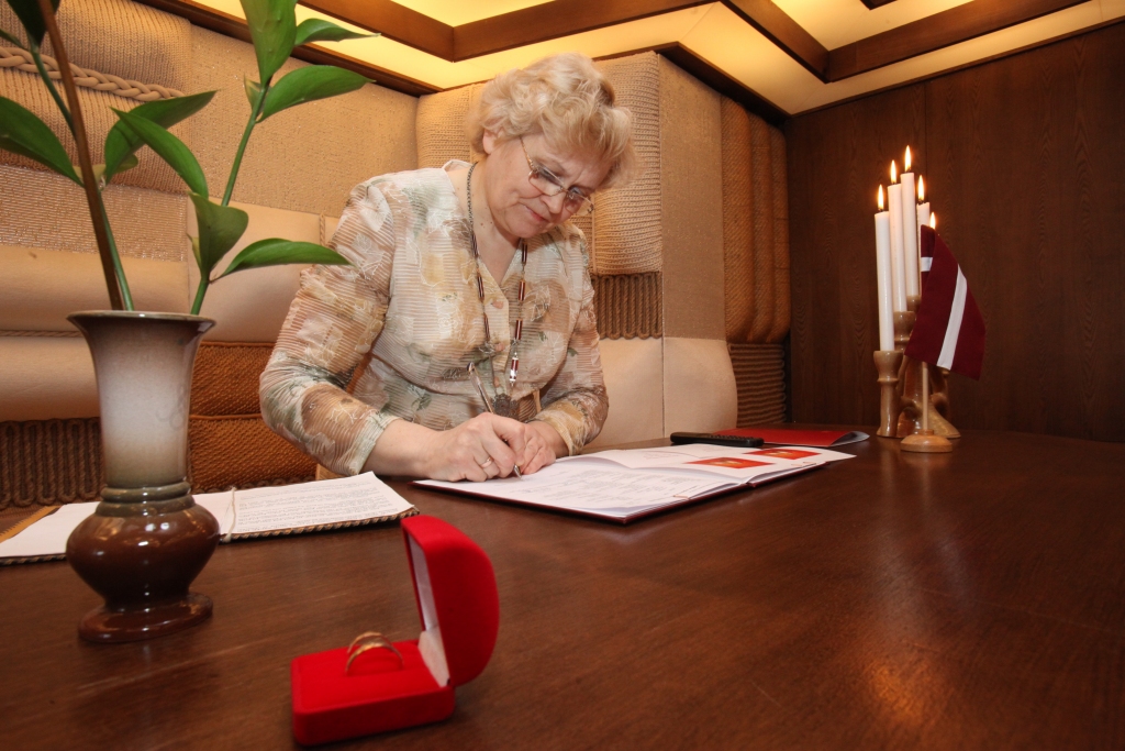 Vienā ēkā ar pašvaldības administrāciju! Gulbenes novada dzimtsarakstu nodaļa un tās vadītāja Vita Elsiņa nokāps no 3.stāva uz 1. un pārcelsies uz citu ēku turpat netālu. Iemesls – lai iedzīvotājiem būtu ērtāka piekļuva civilstāvokļa aktu reģistrācijai.
Autors: no “Dzirksteles” arhīva