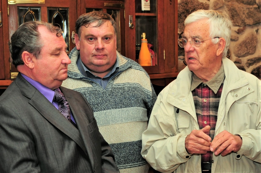 “Gribu pieminēt kādreizējo pilsētas un novada līderi Nikolaju Stepanovu (no kreisās), kurš ir aizsaulē. Viņš vienmēr bija ar smaidu, ar labvēlību, ar uzmundrinājumu. Bija dzīves urdītājs. Aizgāja Nikolajs, un Gulbenes augšupeja ar to pašu ir apstājusies,” saka Jānis Podnieks (centrā). Šajā fotomirklī viņš piedalās trīs vīru sarunā, starp kuriem ir arī komponists Raimonds Pauls.
Autors: no personiskā arhīva