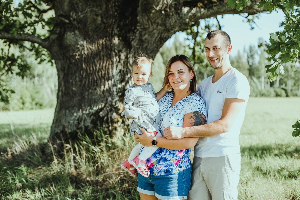 To, cik īpaši skaista ir Latvijas daba, Dina un Vitālijs rāda arī savai meitiņai Patrīcijai. Pie varena ozola 2019.gada vasarā Jaungulbenē. 
Autors: Kintija Ostrovska