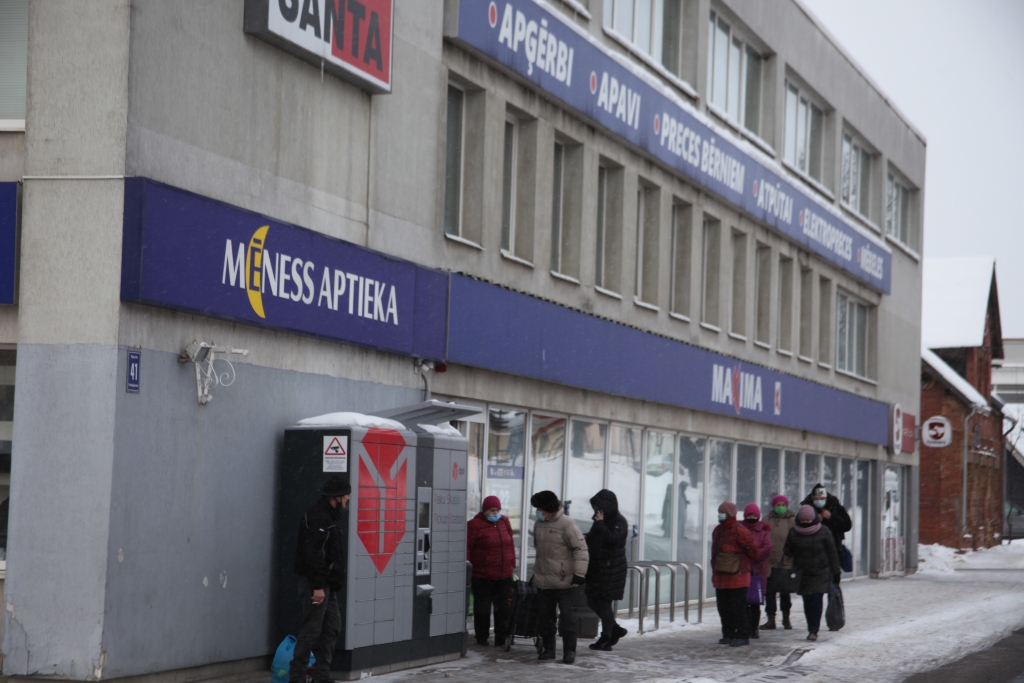 Ārkārtējā situācija Latvijā ir pagarināta līdz 6.aprīlim, ieviešot stingrākus ierobežojumus tirdzniecības jomā - katram pircējam jānodrošina 25 kvadrātmetri no veikala kopējās platības, tāpēc veidojas rindas.
Autors: Gatis Bogdanovs