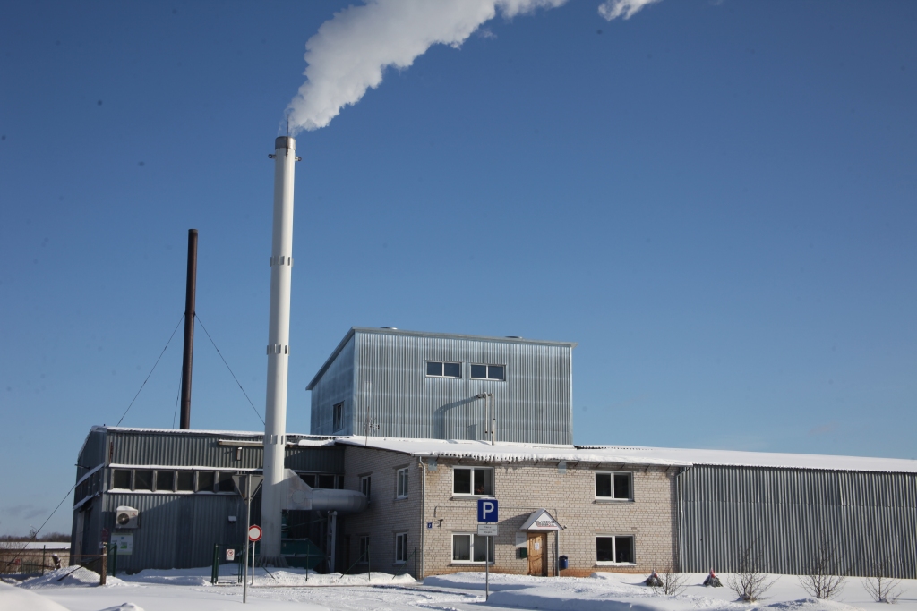 Paredzams, ka jau martā oficiāli Uzņēmumu reģistrā būs apstiprināta SIA “Vidzemes enerģija” pievienošana SIA “Bioeninvest”. Ar jauno nosaukumu esošajam siltuma operatoram Gulbenē būs iespēja darbināt gan katlumāju Nākotnes ielā 7 (attēlā), gan koģenerācijas staciju Miera ielā 17.
Autors: Gatis Bogdanovs