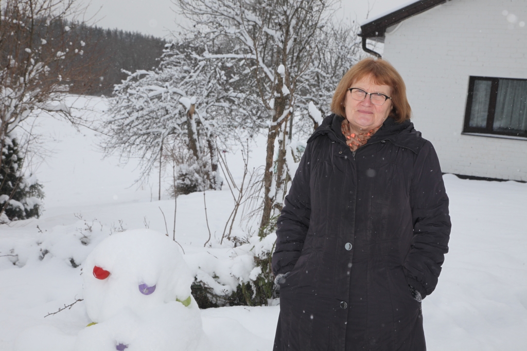 Tirzas pamatskolas direktores Svetlanas Ziepnieces māja ir balta, tāpēc it kā saplūst ar apkārtnes dziļo mieru, klusumu. Vai tas ir tikai ārējs un maldinošs, atklājas sarunā ar mājas saimnieci.
Autors: Gatis Bogdanovs