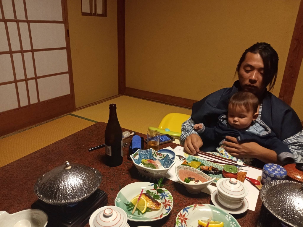 Lindas Konones vīrs Rjotaro un dēls Kai ietur maltīti.
Autors: no personiskā arhīva