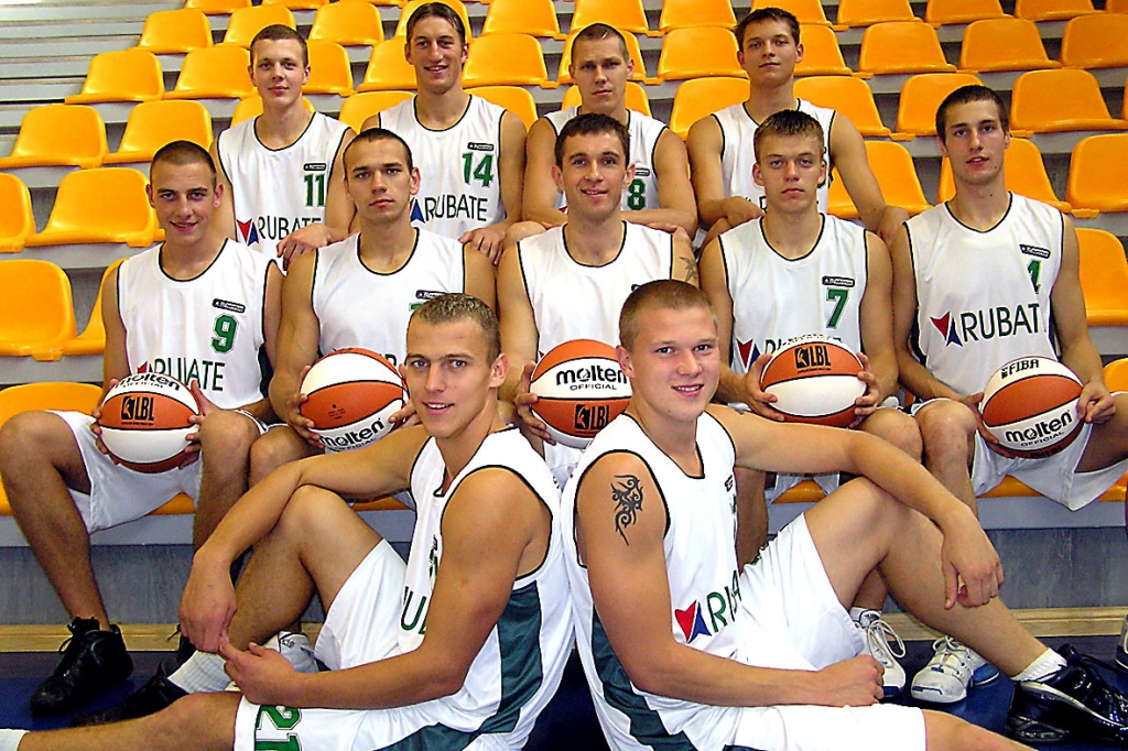 2003.gada janvāris. Toreiz “Buku” komanda saucās  “Bumerangs/ASK”, leģendārs sastāvs, katrs spēlētājs bija komandas zīmols: (priekšā no labās) Uldis Rudzītis, Artūrs Brūniņš, Agris Kazāks, Didzis Bērziņš, Agris Galvanovskis, Raimonds Gabrāns, Raimonds Feldmanis, Jurijs Aleksejevs, Jānis Graudiņš, Māris Sniķis, Pāvels Veselovs.
Autors: Gatis Bogdanovs