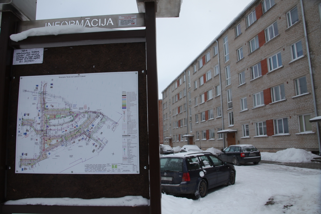 Kādam jākļūst Skolas ielas kvartālam pēc labiekārtošanas? To ikviens var aplūkot, piestājot pie ziņojumu dēļa blakus mājai Skolas ielā 5/7.
Autors: Gatis Bogdanovs