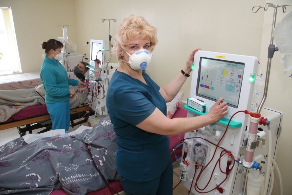 Gulbenē Hemodialīzes centrs darbojas trīs reizes nedēļā: pirmdienās, trešdienās, piektdienās. Medicīnas māsas Iveta Kozlovska (no labās) un Sintija Lāce rūpējas, lai nodrošinātu kvalitatīvu hemodialīzes procedūru.
Autors: Gatis Bogdanovs