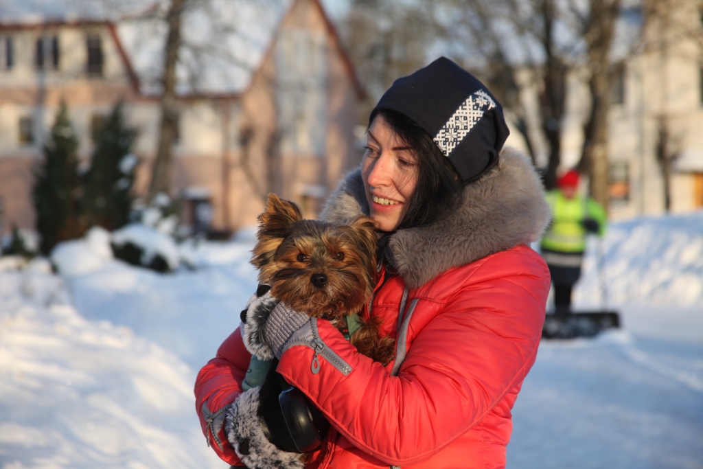 Česim patīk pastaigas un rotaļas. Tatjana Duļbinska saka, ka skaistais sunītis ir sirsnīgs, bet var sacelt arī skaļu troksni, aprejot katru garāmgājēju.
Autors: Gatis Bogdanovs