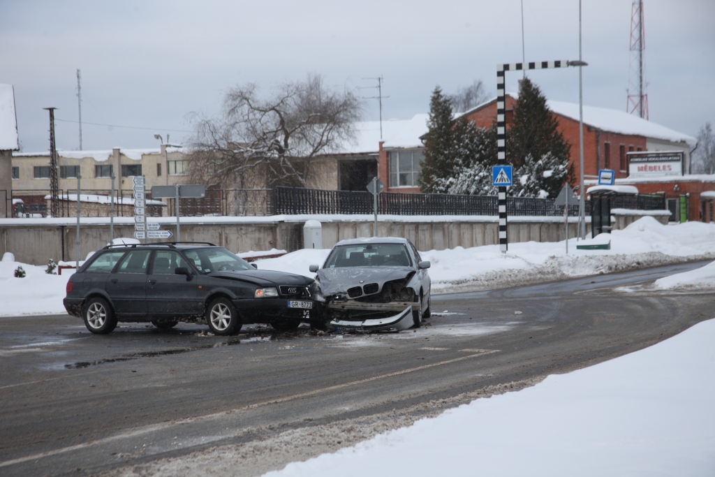 17.februārī pulksten 12.46 Gulbenē, Brīvības un Baložu ielu krustojumā, notika kādas sievietes vadītās automašīnas “BMW” un kāda vīrieša vadītās automašīnas “Audi” sadursme. Ceļu satiksmes negadījumā fiziski cietušo nav, bojātas automašīnas. Policijā sākts administratīvais process, tiek skaidroti negadījuma apstākļi.
Autors: Gatis Bogdanovs
