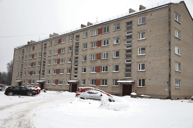 Pagalms daudzdzīvokļu mājai Gulbenē, Skolas ielā 1, jau ir kļuvis plašāks, bet tā labiekārtošana ir jāturpina. Māja atrodas Gulbenes centrā redzamā vietā. Tas ir arguments, lai iedzīvotāju dibinātā biedrība “Skolas – 1 māja” lūgtu pašvaldību turpināt līdzfinansēt aktivitātes.
Autors: Gatis Bogdanovs