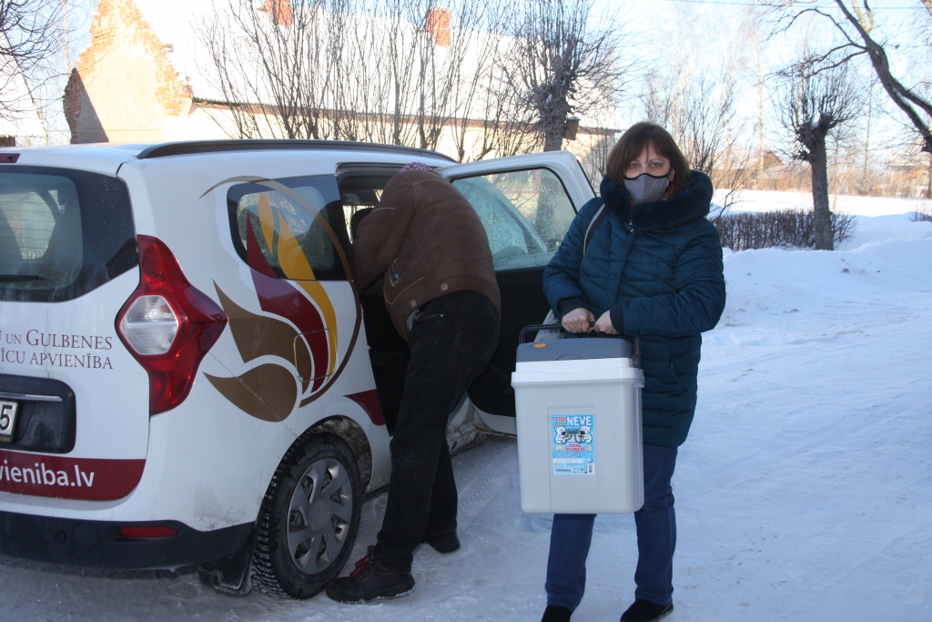 SIA “Balvu un Gulbenes slimnīcu apvienība” šonedēļ uzsāka izbraukuma vakcināciju pret Covid-19 sociālās aprūpes centros. Ceturtdien mobilā mediķu vakcinācijas brigāde – ārsts un medicīnas māsa - devās uz sociālās aprūpes centru “Dzērves” Daukstu pagastā. SIA “Balvu un Gulbenes slimnīcu apvienība” Gulbenes struktūrvienības galvenā ārste Sigita Drubiņa, kura koordinē arī vakcinācijas procesu, stāsta, ka vakar, 18.februārī, tika vakcinēti darbinieki un klienti gan “Dzērvēs”, gan “Siltajā” Līgo pagastā.
Autors: Gatis Bogdanovs