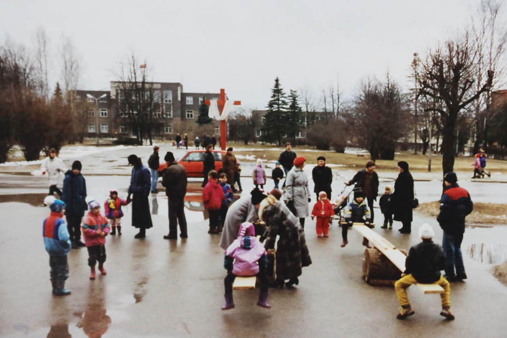 Lieldienas Gulbenē deviņdesmitajos gados. Vietā, kur agrāk stāvēja Ļeņina piemineklis, uzlikts krusts. Kultūras nama priekšā – bērnu izšūpošana.
Autors: no “Dzirksteles” arhīva