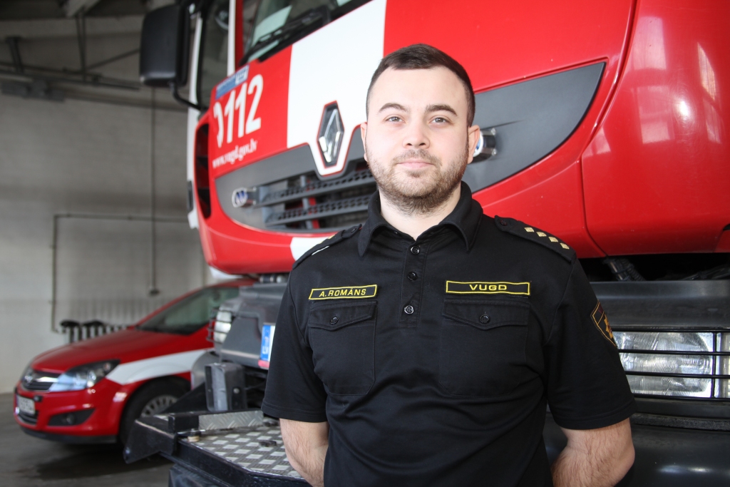 “Aicinu iedzīvotājus nekavējoties zvanīt uz tālruni 112 pat tad, ja nav pilnīgas pārliecības par to, ka ir izcēlies ugunsgrēks vai noticis cits nelaimes gadījums, kurā nepieciešama operatīvo dienestu palīdzība. Labāk mēs atbraucam un pārliecināmies, ka viss ir kārtībā, nevis notiek nelaime, un cilvēki velti gaida glābējus,” uzsver Gulbenes daļas komandieris Alvis Romāns. 
Autors: Gatis Bogdanovs