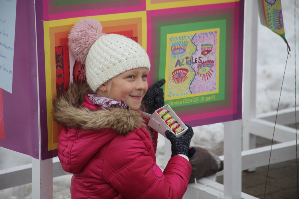 Dzimšanas dienas noskaņās tika atklāta arī īpaša novada bērnu darbu izstāde. Arī gulbeniete Denīze Dreiškena jau kopš janvāra strādāja pie dizaina idejas, kā varētu iesaiņot savu konfekti “Gotiņa”. Viņas un vēl citu bērnu labākos veikumus arī martā varēs aplūkot centrālajā skvērā. Savas idejas konkursam “Mana gotiņa” iesniedza 157 novada bērni.
Autors: Gatis Bogdanovs