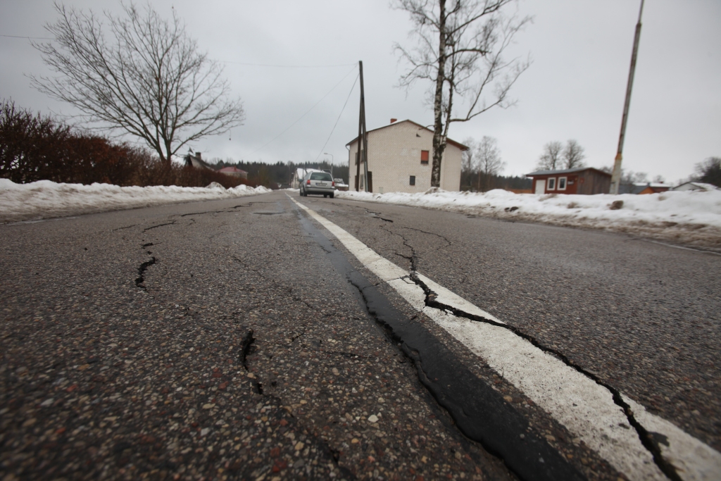 Gulbenē kā pēc zemestrīces izskatās Vidus iela. Tā “kliedz” pēc remonta.
Autors: Gatis Bogdanovs