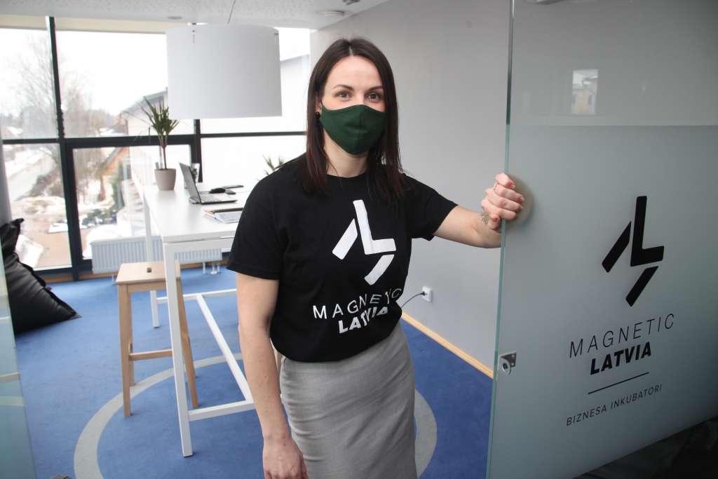 Gulbenes atbalsta vienībā interesentus sagaidīs un atbildēs uz jautājumiem vecākā projektu vadītāja Gulbenē Līga Zvirgzdiņa, kura tic un cer, ka topošie un arī esošie uzņēmēji izmantos iespēju sadarboties 
ar inkubatoru. “Nebaidīsimies no lieliem mērķiem un augstām ambīcijām!” iedrošina L.Zvirgzdiņa.
Autors: Gatis Bogdanovs