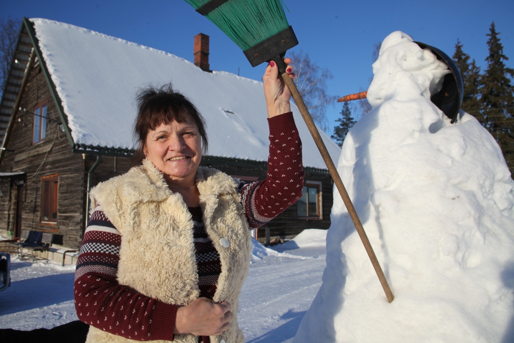 “Eglāji” ir galgausnietes Pārslas Lazdiņas dzimtās mājas, tai drīz būs 100 gadu. Pārslai netrūkst izdomas un atraktivitātes, lai gaišāku un priecīgāku vērstu ikdienu.
Autors: Gatis Bogdanovs