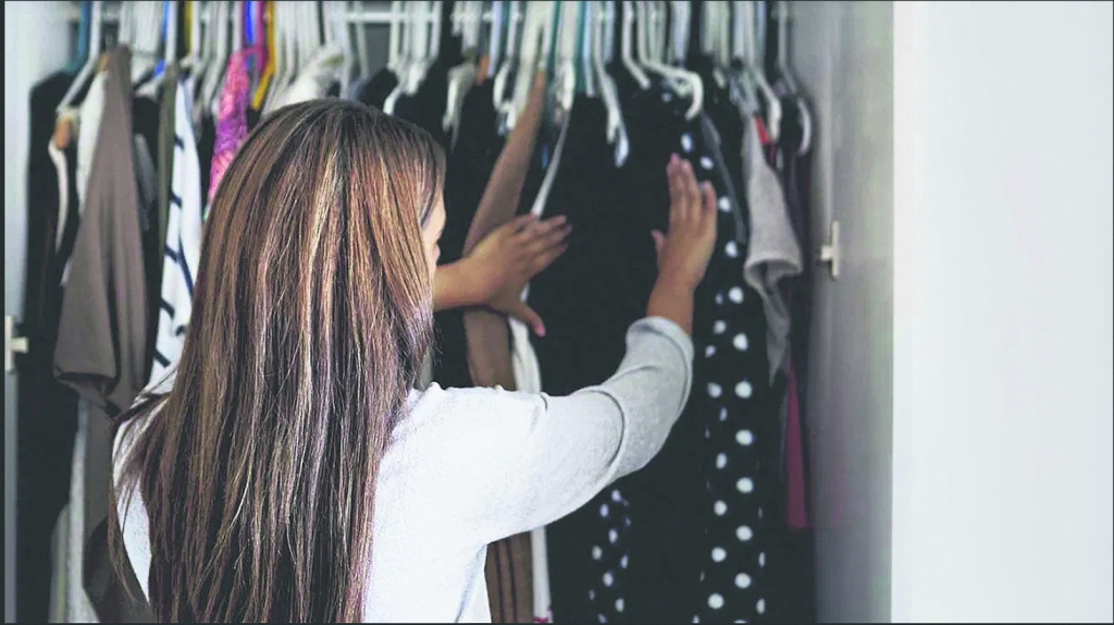 Skapja revīziju parasti veicam sezonu maiņā, taču stiliste Antra Reismane iesaka to darīt pakāpeniski, atvēlot īpašu kasti ilgi nevilktiem tērpiem, lai vēlāk tiem dotu otru dzīvi. Tā arī jūs kļūsiet par dabas draugu un palīdzēsiet ietaupīt modes industrijai tērētos resursus.
Autors: pexels.com