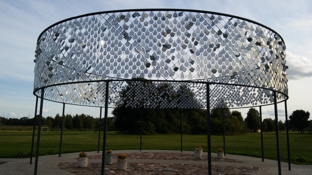 Vides objekts “Ūdens” veidots kā simbolisks ūdens aplis. Tā virsma veidota kinētiska no 2625 metāla lāsītēm, kas šūpojas vējā, radot ūdens ņirboņas imitāciju. Stāvot vējā apļa vidū, sajūta ir interesanta.
Autors: Pārsla Konrāde